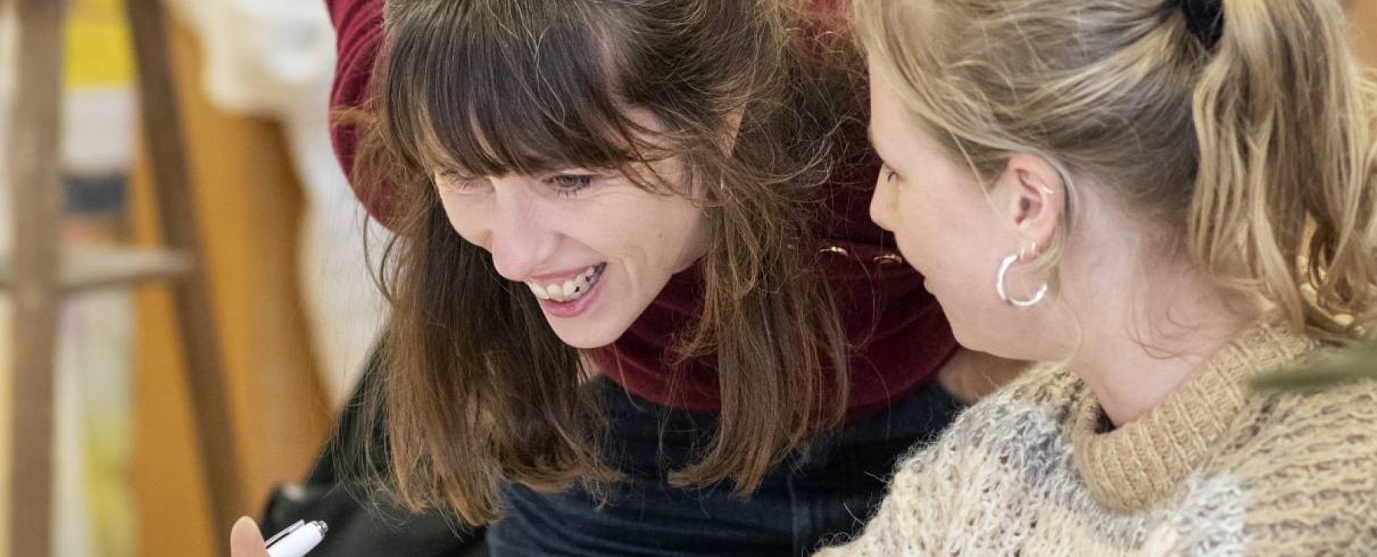 Studenten Master Vaktherapie – Beeldende Therapie – tijdens boetseren.