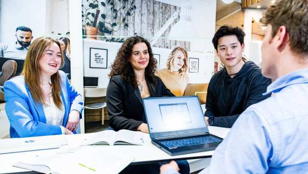 studenten van Bedrijfskunde in een werkgroep