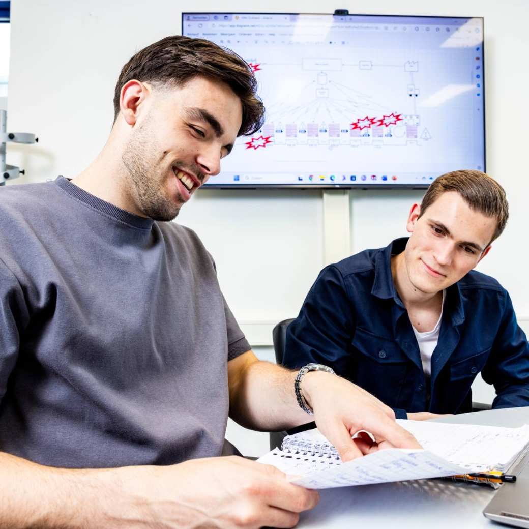 Technische Bedrijfskunde studenten Derk en Jort werken samen.