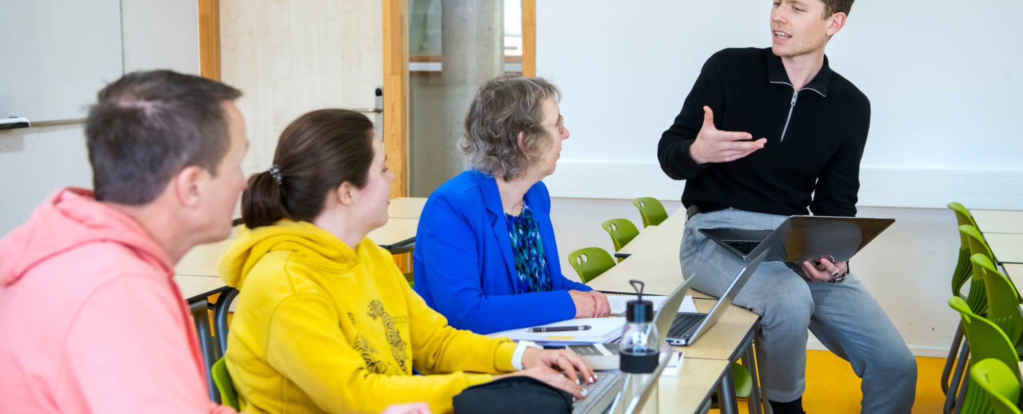 Docent geeft uitleg aan cursisten Bevorderen van Zelfregulatie.