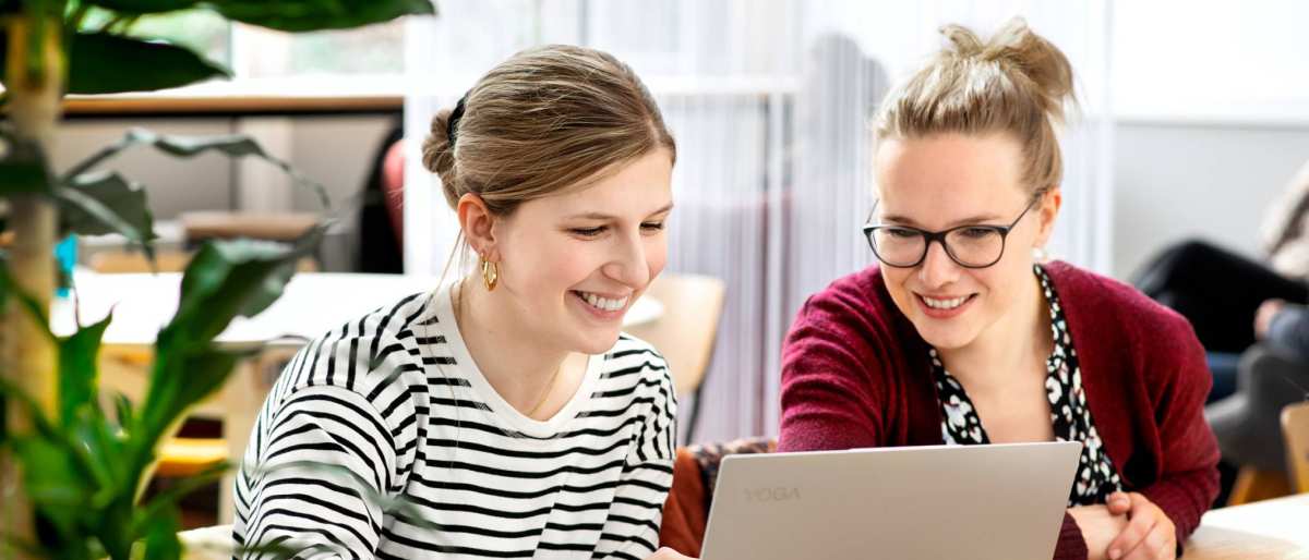 2 studenten kijken samen naar presentatie op laptop