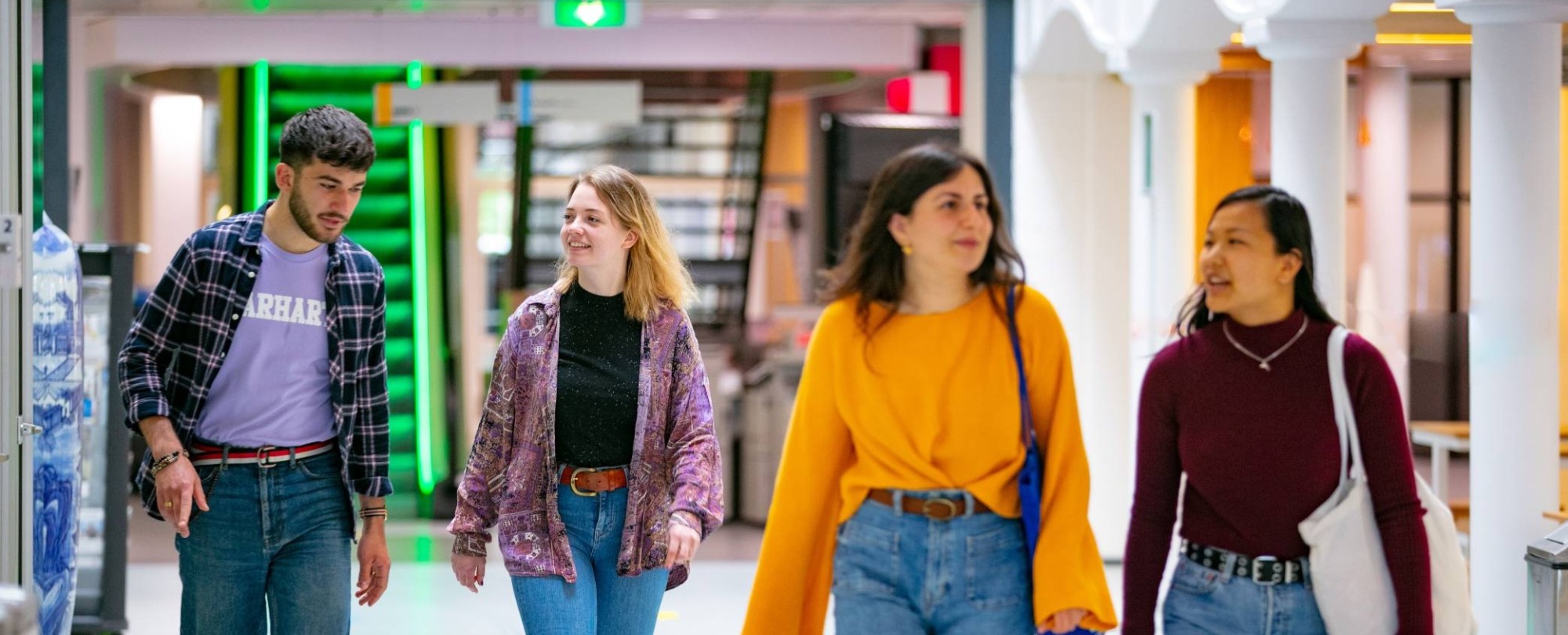 Vier internationale studenten lopen door de gang