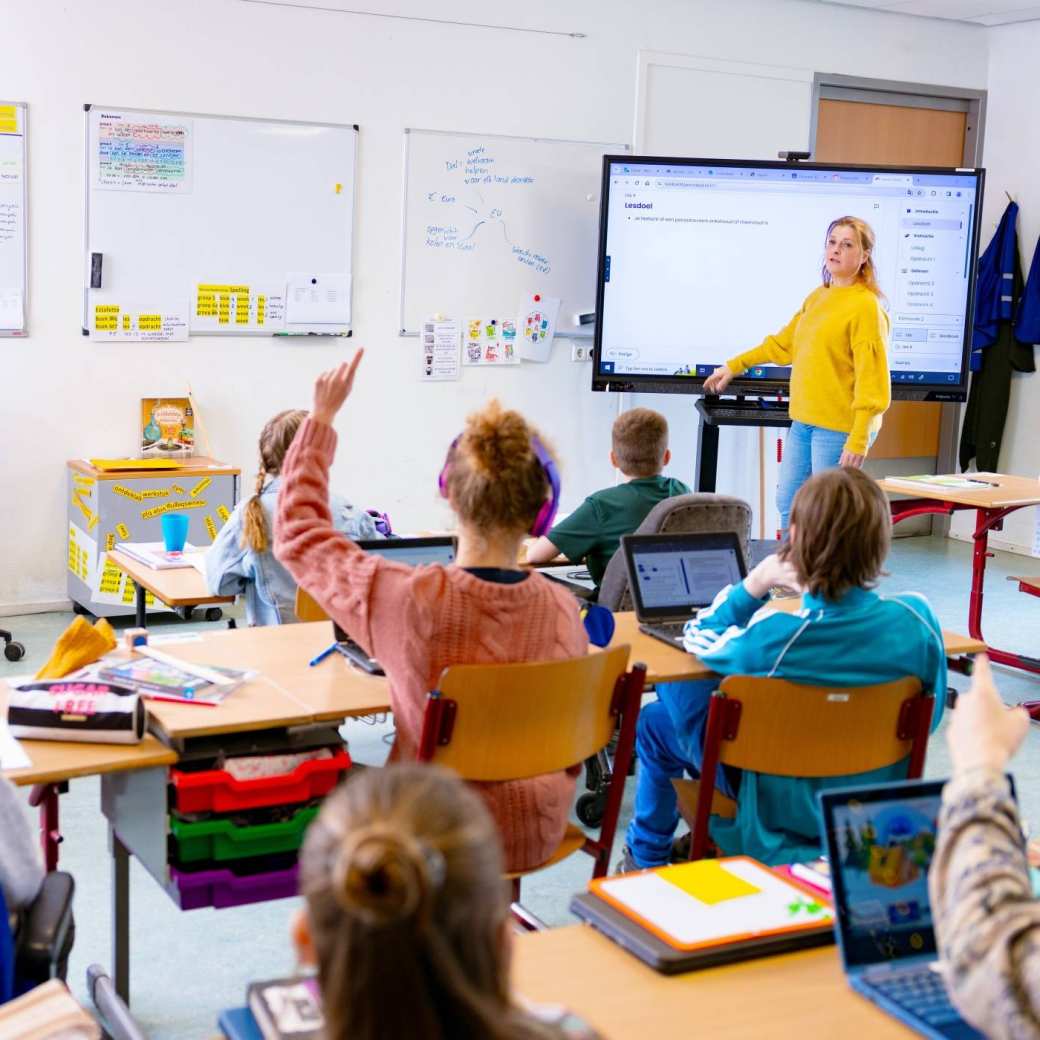 Lerares geeft een instructie aan de klas