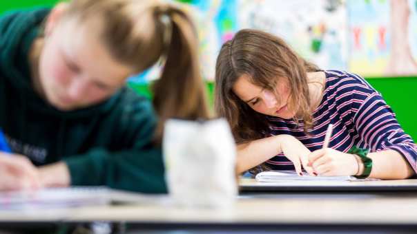 Twee ALPO studenten aan het schrijven in de klas