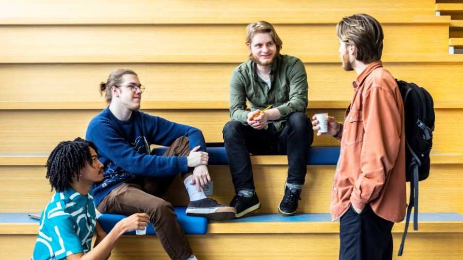 docent Vyasa groet CMD-studenten op de trap in de centrale hal