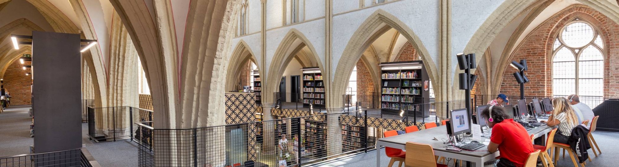 bibliotheek in kerk