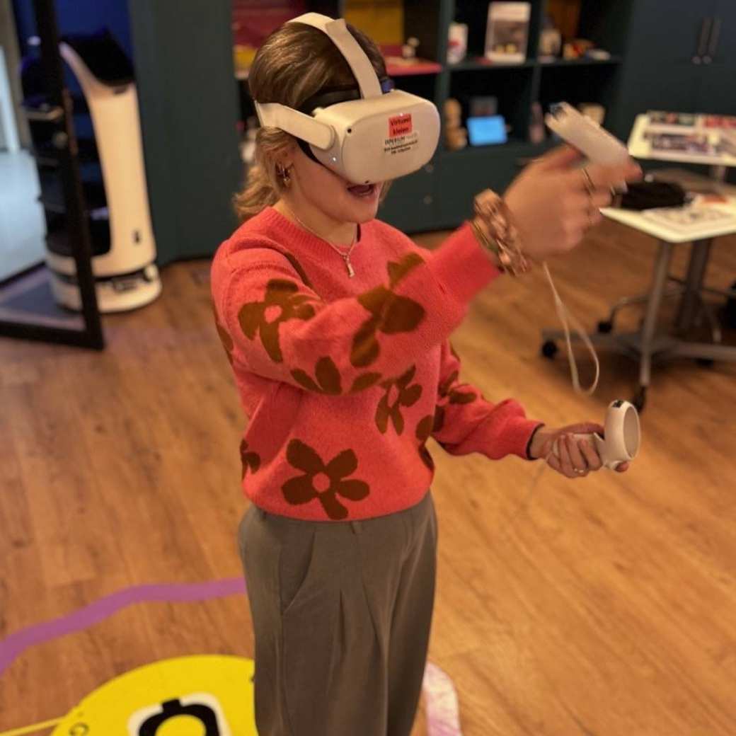 Student Vaktherapie met roze trui en VR bril aan het werk in het Ixperium