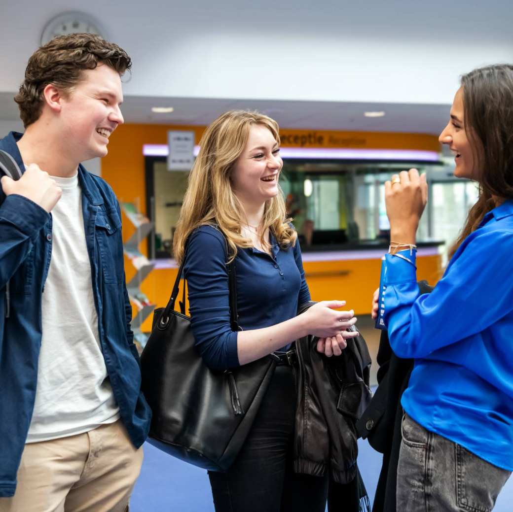 Commerciële Economie studenten in gesprek in campus hal