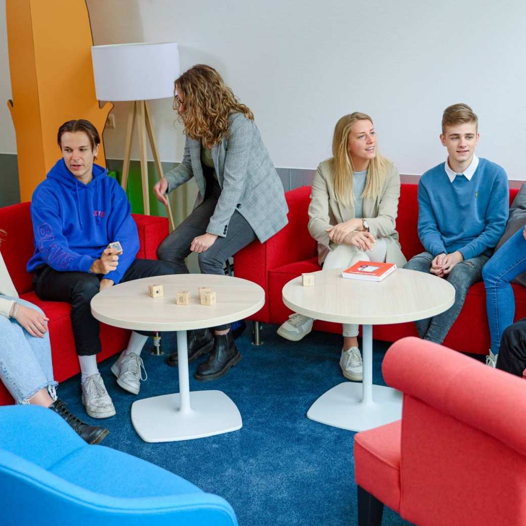 Studenten samen op een bank in Nijmegen