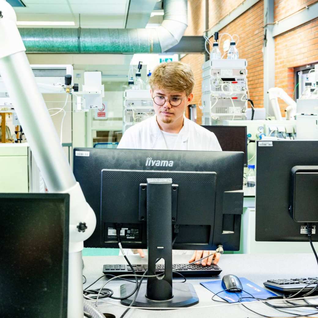 student in een chemielab aan het werk