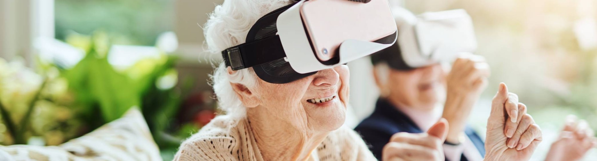 Een groepje oudere mensen met VR-bril