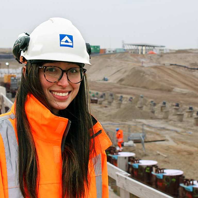 stagiaire civiele techniek op een wenteltrap van een technische locatie