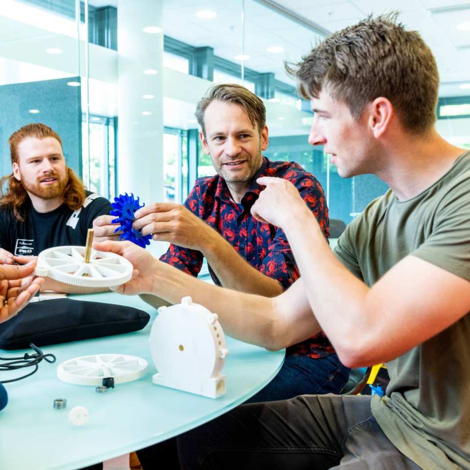 two students working with a lecturer on a project Mechanical Engineering - Werktuigbouwkunde