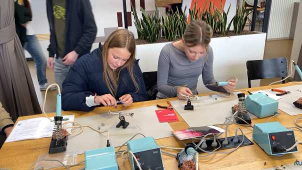 Meiden leren solderen op de Girls' Day bij de HAN in Arnhem