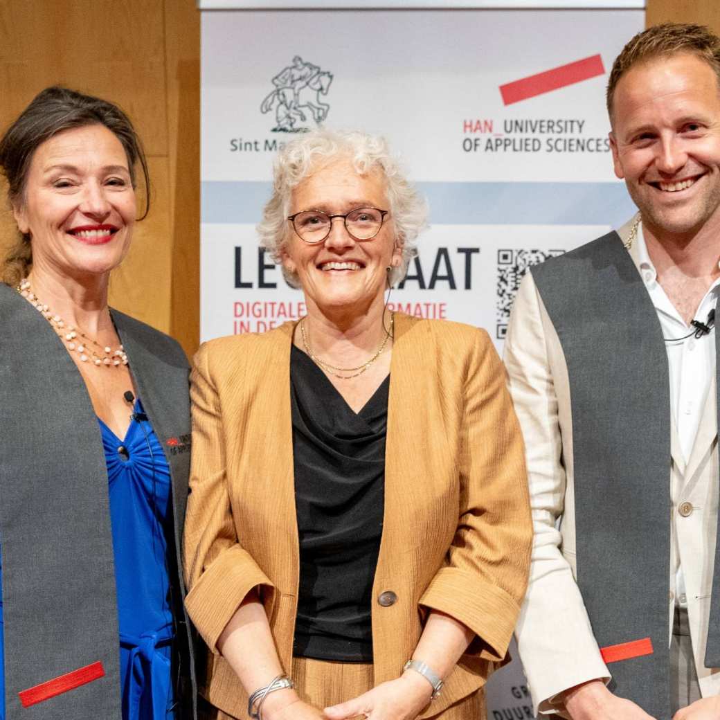 Foto van Lilian Beijer, Yvonne de Haan en Geert Frederix nadat ze zijn geinstalleerd als lector voor het lectoraat Digitale Transformatie in de Revalidatiezoorg