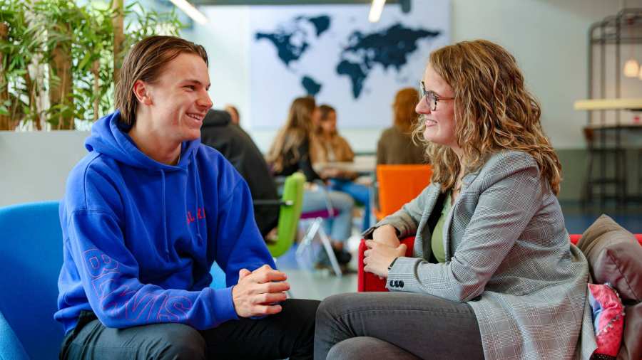 Studenten ontmoeten studenten bij het proefstuderen van Toegepaste Psychologie