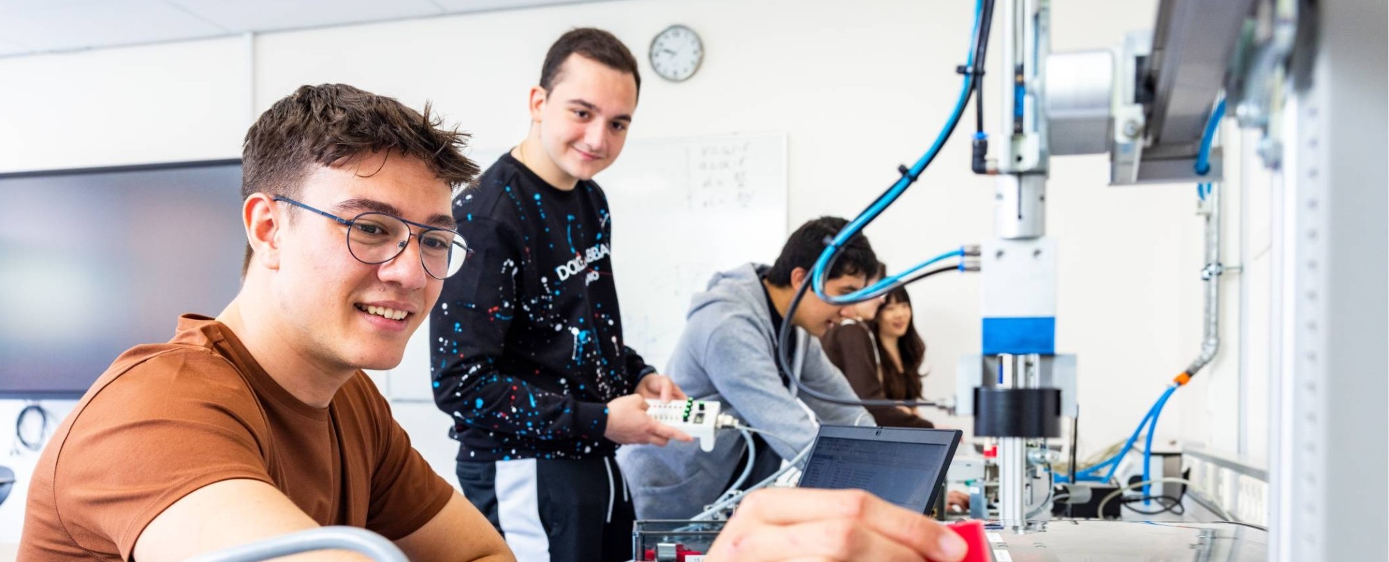 Studenten HAN Elektrotechniek werken samen aan een PLC