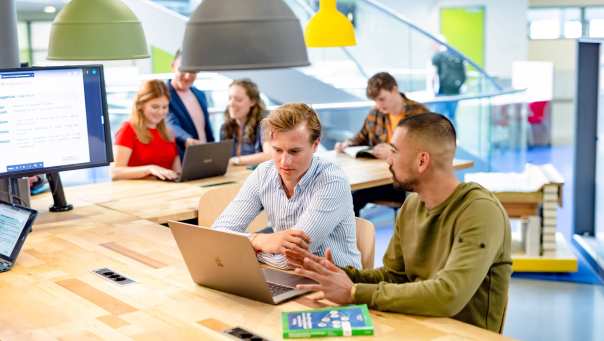 Facility Management, foto 8219, studenten aan het werk op de laptop, samenwerken