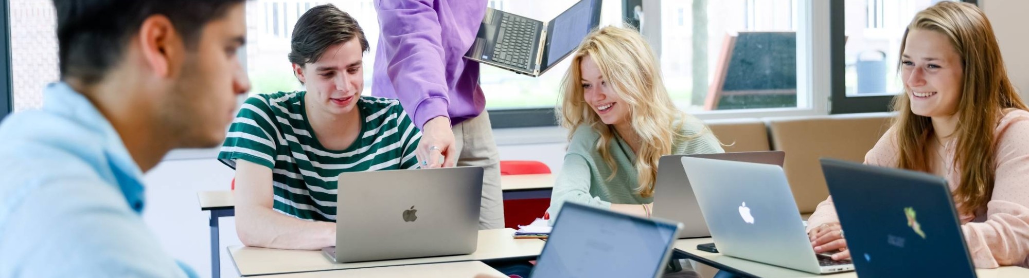 Foto Bedrijfskunde voltijd Nijmegen, klassetting, studenten, samenwerken, laptops