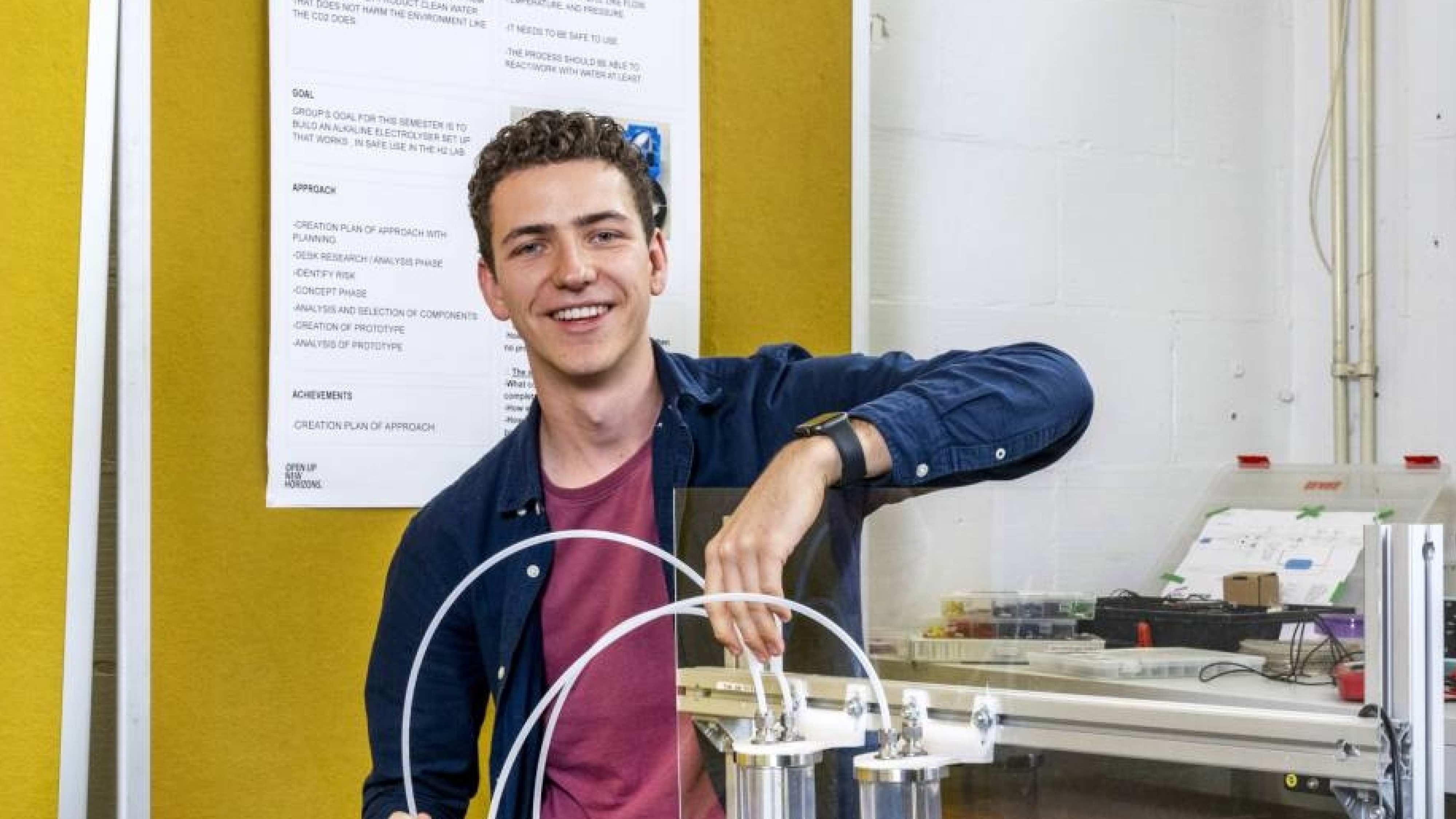 Tim Vianen, student Werktuigbouwkunde, in het waterstoflab van de HAN.