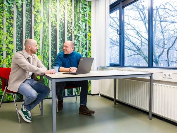 Een studieadviseur en docent heeft een gesprek met een student Bedrijfskunde deeltijd