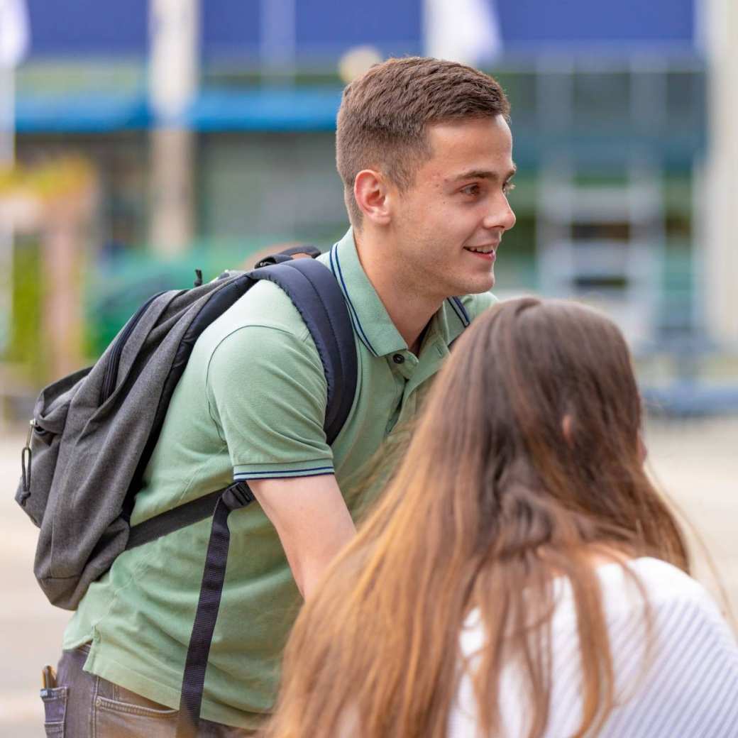 Close-up een HAN student buiten op de campus in Arnhem