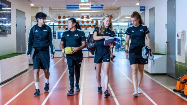 mensen bij de startstreep op een atletiekbaan