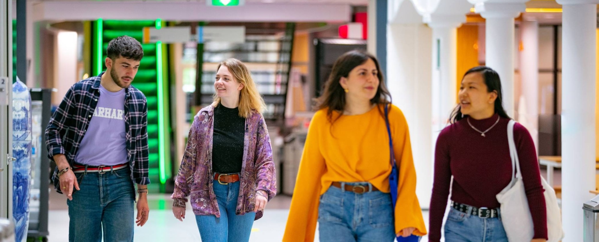 Vier internationale studenten lopen door de gang