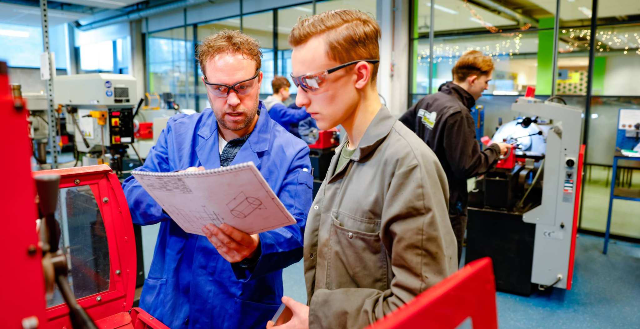 Student krijgt uitleg bij machine