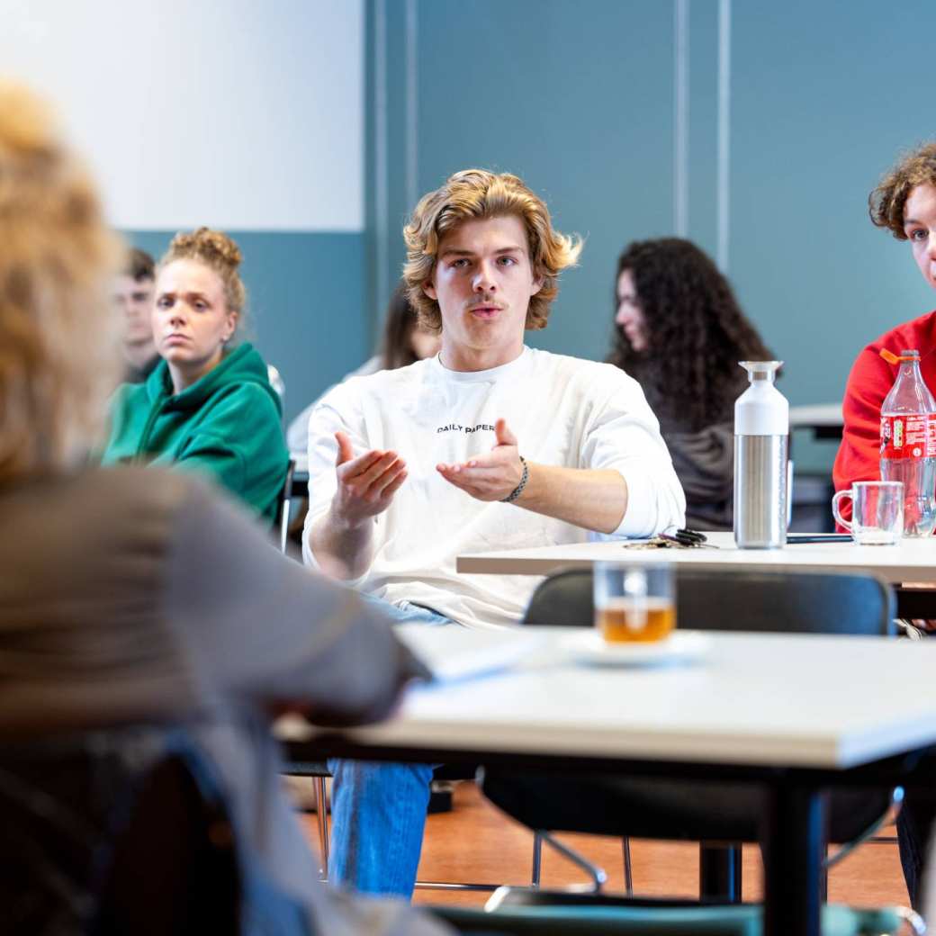 Studenten en docenten spelen het spel 'Kansen Keren' en gaan in gesprek over kansengelijkheid