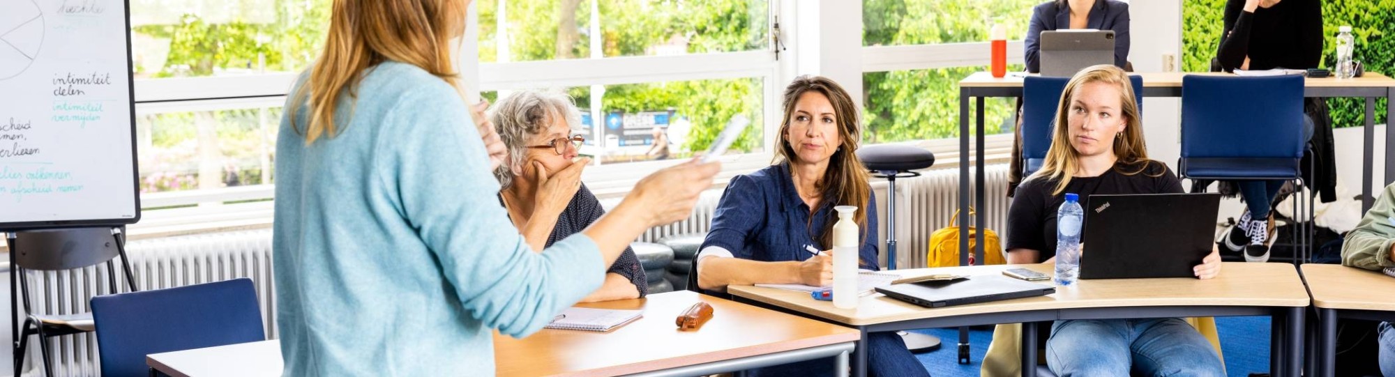 3 studenten Social Work zijn in gesprek over de bijdrage aan het onderwijs van het lectoraat Onbegrepen gedrag, Zorg en Samenleving.