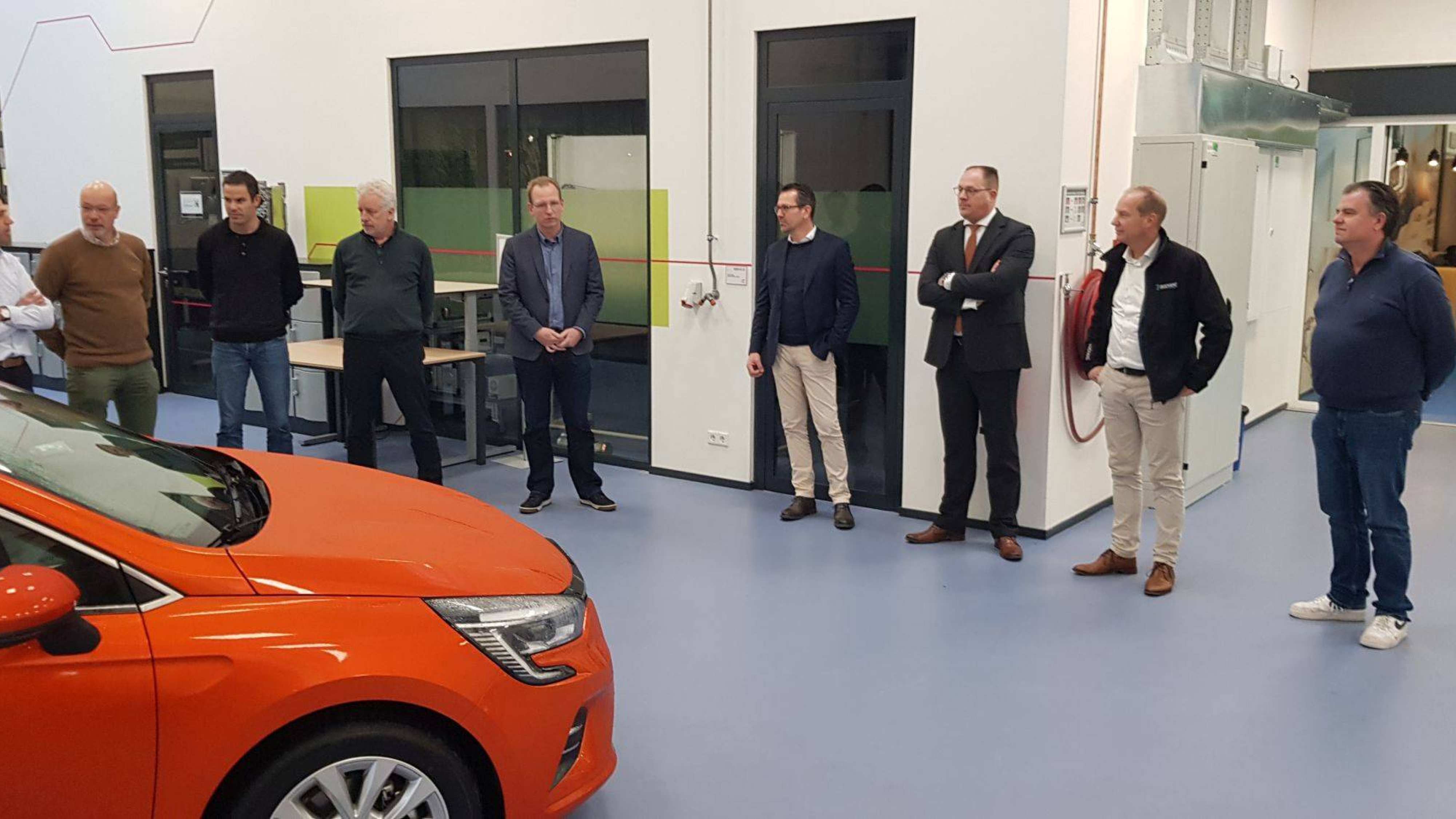 Bochane Arnhem en Apeldoorn hebben een oranje elektrische Renault Clio aangeboden aan HAN Automotive Engineering en Automotive 