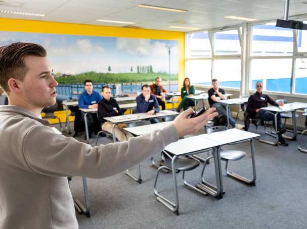 Een student presenteert zijn verbeterproject tijdens het HAN Lean Event 2024