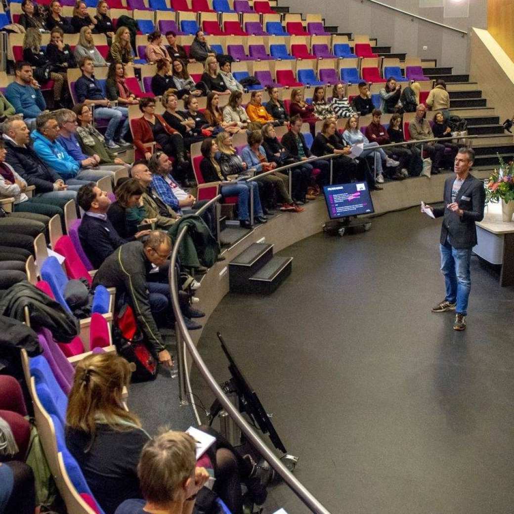 studiemiddag Macht in de psychische hulpverlening. Zaal vol mensen