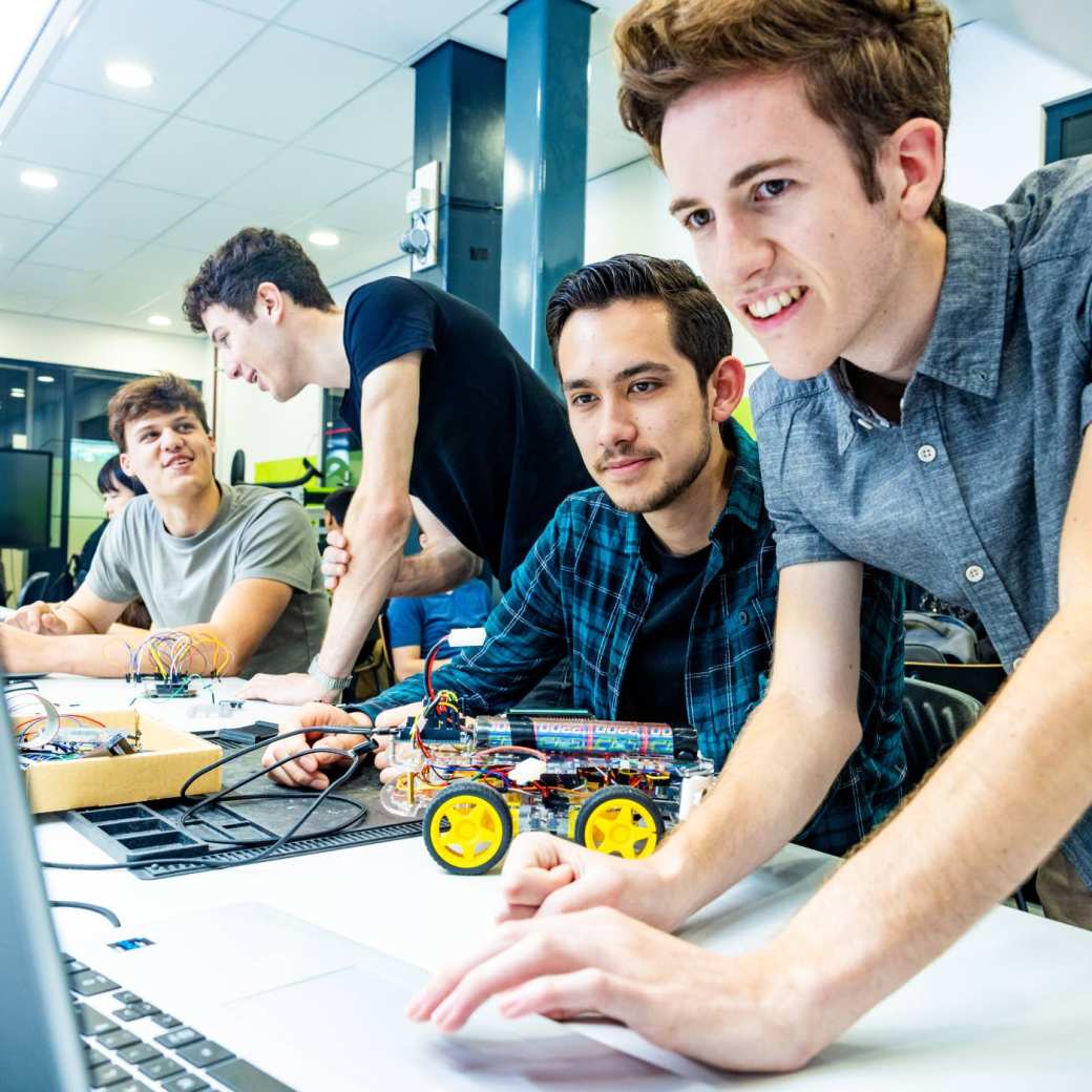 Embedded systems engineering studenten werken op het lab.