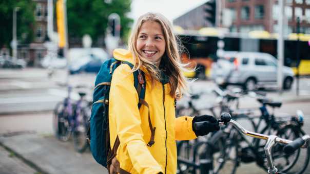 meisje op fiets neemt tussenjaar