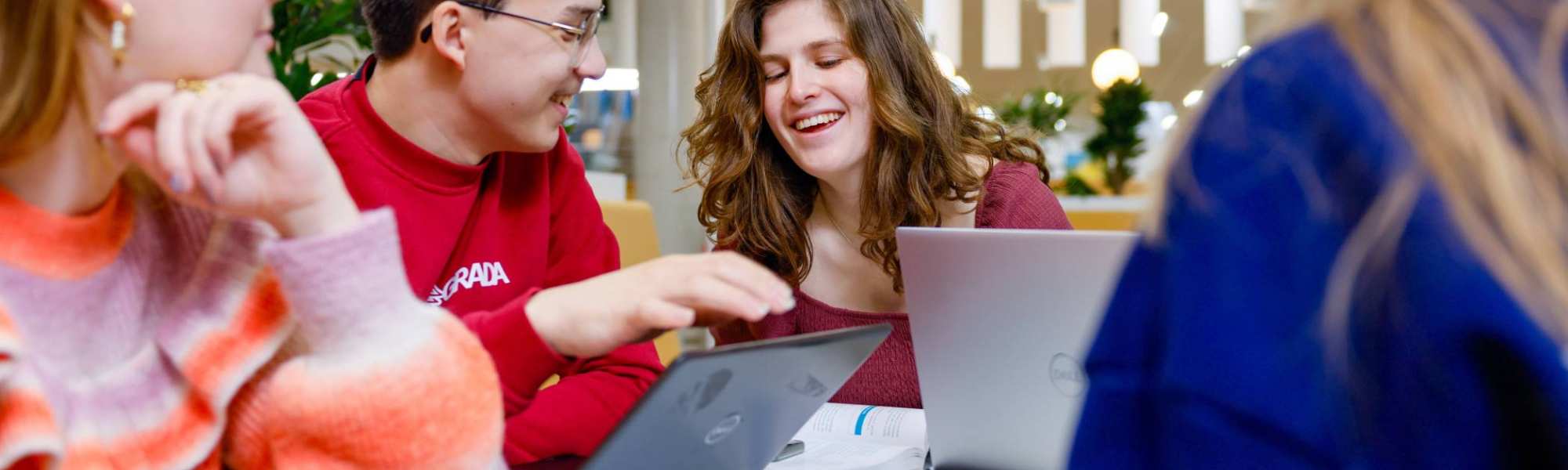 HAN Academie Educatie, Pabo, Pabo-ALO, ALPO, voltijd en deeltijd, studenten werken samen en lachen in studiecentrum, 2024