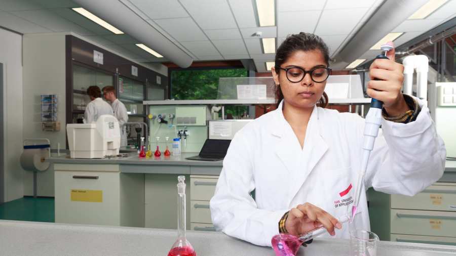 Shanaya pipetteert op het chemielab