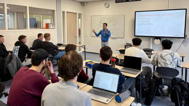 Steef Verheijen geeft topcollege over arbeidsrecht aan HAN-studenten Technische Bedrijfskunde