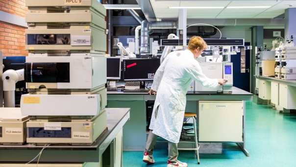 student in een chemielab aan het werk