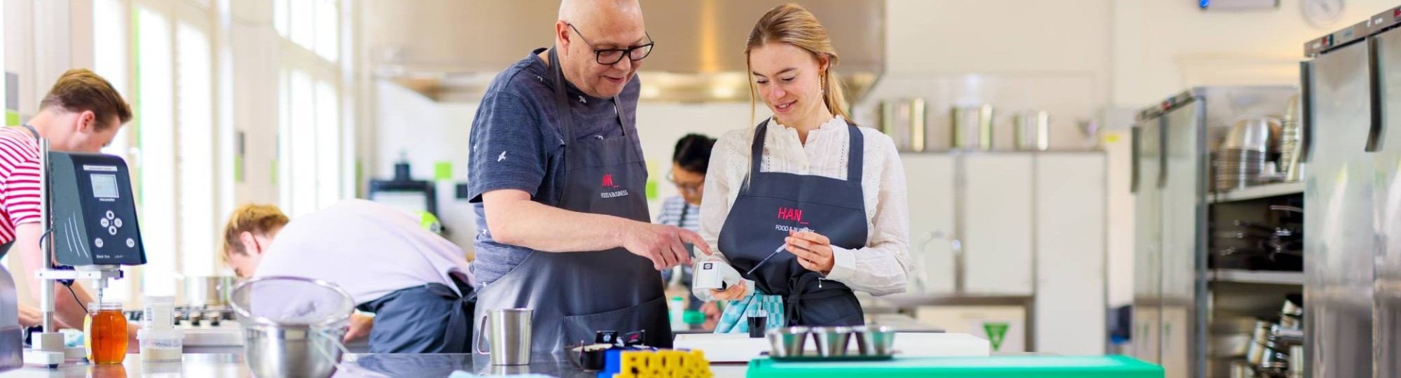 een student tijdens de les in de Creative Kitchen