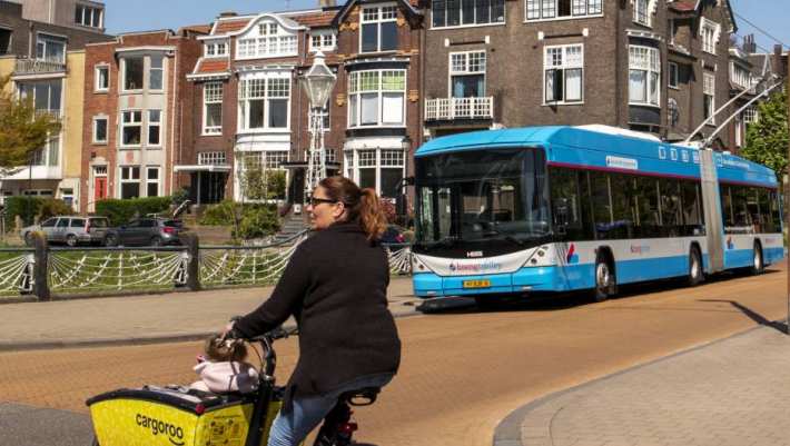 Stadsbeeld Arnhem met trolleybus 