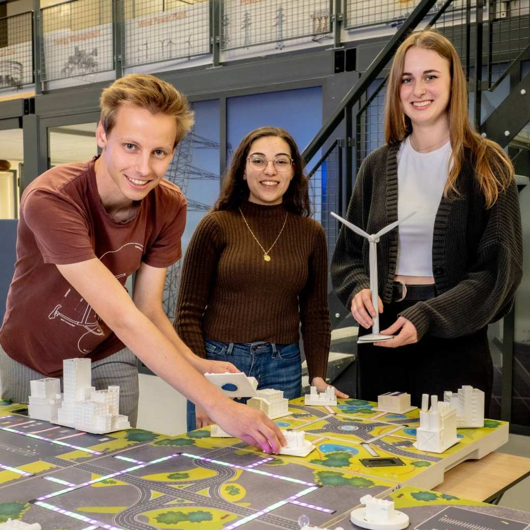 Master Engineering Systems Sustainable Energy studenten werken aan de Smart Grid-tafel.