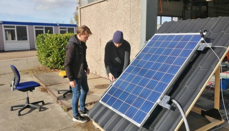 Studenten testen een nieuwe manier om een warmtepomp met zonnepanelen te gebruiken op het IPKW in Arnhem
