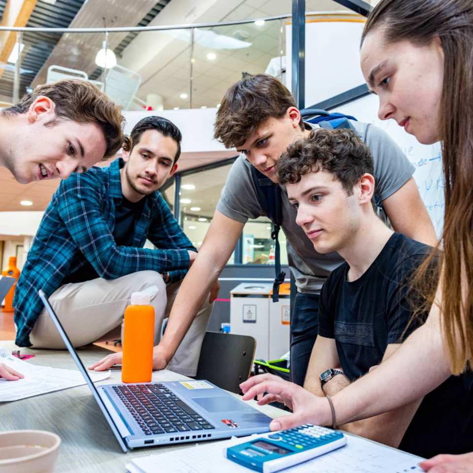 Embedded systems engineering studenten werken samen op de laptop in het health concept lab.