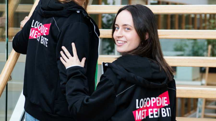 twee studenten logopedie lopen trap op in HAN gebouw