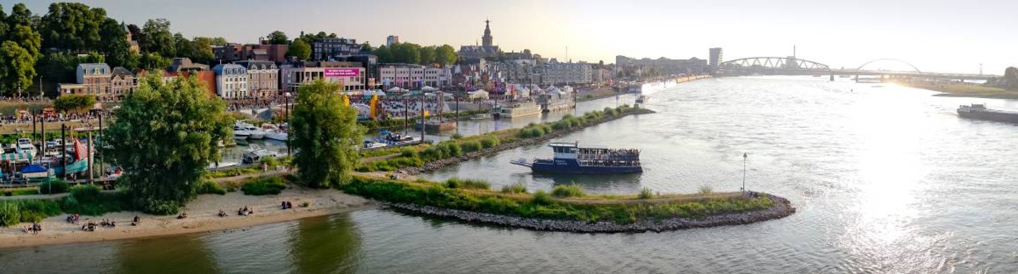 Nijmegen panorama van de waal en stad