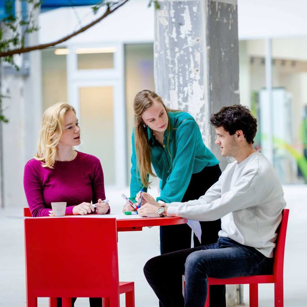 Studenten van de HAN met elkaar in gesprek in het HAN Connectr gebouw