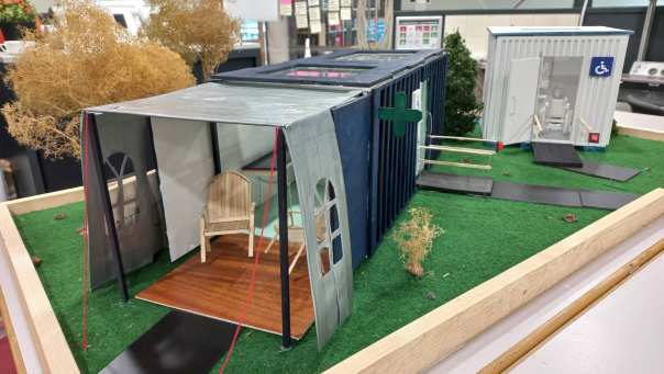 Maquette van een festivaltoilet met als doel de toegankelijkheid te bevorderen voor mensen met een handicap.