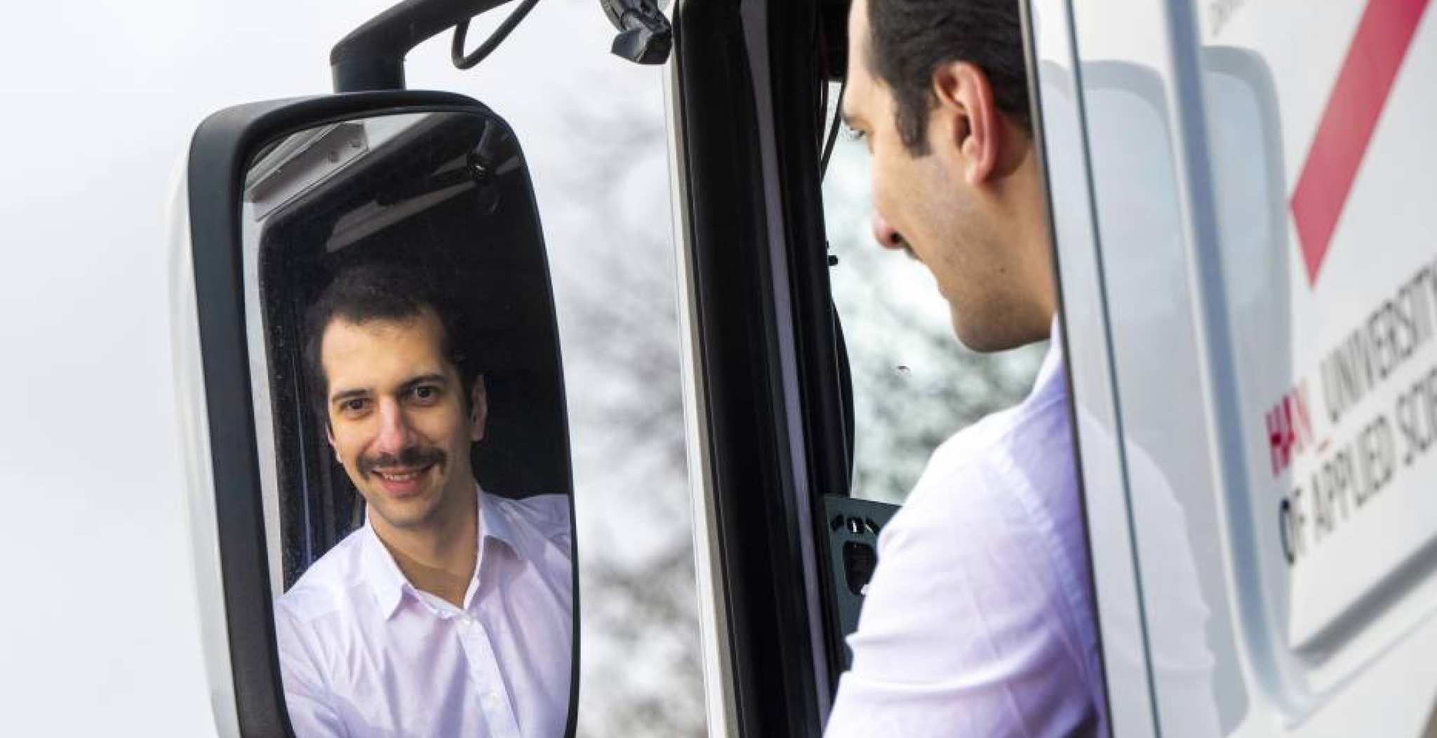 Ambitieuze Master Engineering Systems student bouwt aan de toekomst in Intelligent Mobility. Automotive student Radu Firtat in de truck van V-tron.